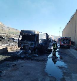 Incendio distrugge due autocarri nel Cds di Sommatino del gruppo Romano
