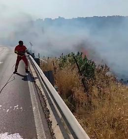 Le fiamme arrivano a ridosso delle abitazioni, pomeriggio di paura in contrada Conventazzo