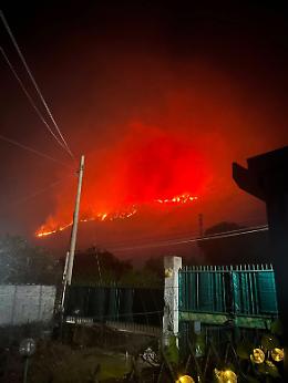 Emergenza incendi in Sicilia, situazione critica nel Palermitano: chiusa la statale per Monreale, evacuazioni d'urgenza a Carini