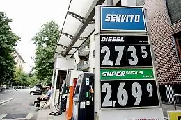 Diesel, taglio da 17 centesimi fino al 6 agosto: cosa cambia, quanto costa e chi critica la misura