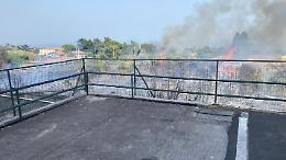 Incendi nel Catanese, da Ragalna a Zafferana Etnea in fiamme uliveti, frutteti e case minacciate
