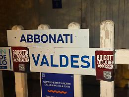 Palermo, blitz notturno a Mondello: decine di adesivi anonimi invitano al boicottaggio dell'Italo Belga