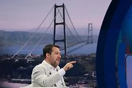 Salvini rilancia il Ponte sullo Stretto: &laquo;Con l'opera i turisti bloccati a Catania sarebbero gi&agrave; rientrati&raquo;