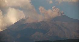 Lo "stop and go" dell'Etna che lascia un'isola con il fiato sospeso: lanciata una nuova allerta