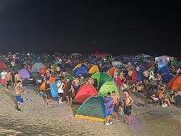 Notte di Ferragosto sull'Ionio: Fondachello e Marina di Cottone trasformate in discariche dopo bivacchi abusivi