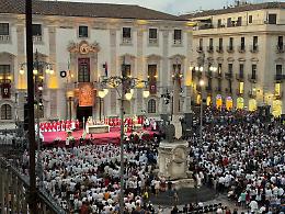 Col bacio al teschio della patrona, il sindaco ha parlato a Sant'Agata col gesto pi&ugrave; naturale e umano