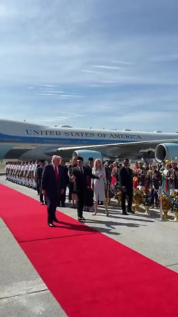 Lo show di Trump all'arrivo in Malaysia: il ballo del presidente Usa appena atterrato a Kuala Lumpur