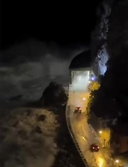 Auto nel pieno di una mareggiata a Scilla: cos&igrave; hanno rischiato di essere travolte VD