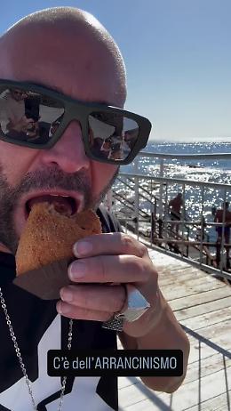 Per il cantante Giuliano Sangiorgi arancino vista mare a Catania