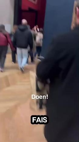 Appendono il loro ritratto al Louvre accanto a quello della Gioconda: due tiktoker beffano (di nuovo) la sicurezza