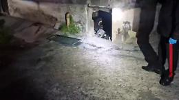 Due Kalashnikov e droga in un vano nascosto sotto il balcone: arrestato un 38enne