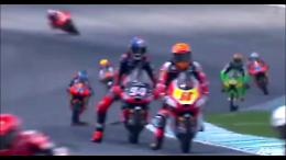 Spaventoso incidente in Moto3 a Sepang, pilota in terapia intensiva 