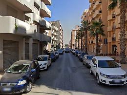 Bimbo di 10 anni cade dal balcone al 3° piano: è grave