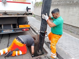 San Gregorio, operai al lavoro per &ldquo;liberare&rdquo; le caditoie 