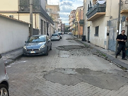 Giarre, via Fermi trasformata in un percorso a ostacoli