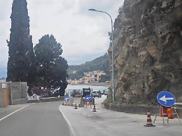 Massi sulla Ss 114, tratto di Capo Taormina a senso unico alternato