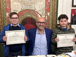 Le lezione di onest&agrave; di Gioele e Nicol&ograve;: trovano portafoglio e lo riconsegnano