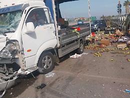 Scontro sulla Statale 121: strada &ldquo;invasa&rdquo; da... frutta
