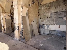 Sterpaglie e incuria tra le tombe