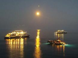 Navi da crociera e lussuosi yatch rendono magica la baia di Schis&ograve;
