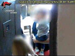Spacciavano coi bimbi in braccio: 17 condanne