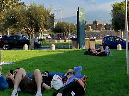 Etna, saltati oltre 700 voli a Catania. Potenziati treni e autobus ma l&rsquo;eruzione non si arresta