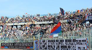 Gruppi di ultras del Catania si fronteggiano al Castello Ursino, lancio di bombe carta: interviene la polizia