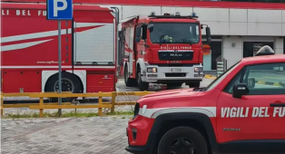 Catania, fiamme in una palazzina a Nesima: una parte dichiarata inagibile, poliziotti intossicati