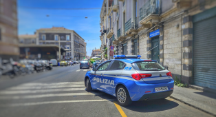 Urlava &laquo;ti spacco la testa&raquo; alla madre, arrestato 43enne