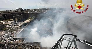 Catania, da ieri brucia un edificio in via Plaia: densa nube di fumo e strada chiusa