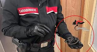 Tirapugni con speroni nel bauletto del ciclomotore, prime grane giudiziarie per un 19enne di Patern&ograve;