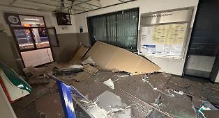 Esplosione nella notte alla stazione di Giarre per far saltare la biglietteria: sala d'attesa devastata e furto fallito
