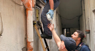 Droga sul tetto a San Cristoforo, la scusa &egrave; grottesca: &laquo;L'ha lanciata qualcuno dalla strada&raquo;