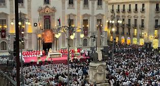 Col bacio al teschio della patrona, il sindaco ha parlato a Sant'Agata col gesto pi&ugrave; naturale e umano