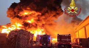 Impianto di rifiuti a fuoco: fiamme alte e fumo denso alla zona industriale di Catania 