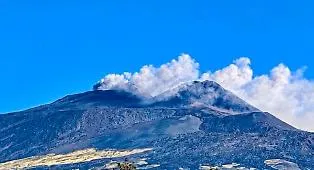 Etna: ci risiamo? Debole effusione di cenere e scatta il Vona arancione