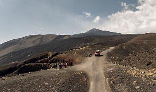 Etna Nord, inizia la pulizia della pista per quota 3mila. Ma per le escursioni in fuoristrada si attende il via libera del Parco