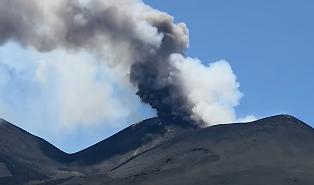Etna, l'aggiornamento dell'eruzione in diretta dalla Voragine. Il vulcanologo Branca (Ingv): &laquo;Attive diverse bocche&raquo;