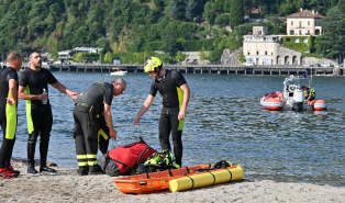 Il tuffo nel buio e poi il silenzio: disperso nel Lago di Como un ragazzo di 18 anni, notte di ricerche senza sosta