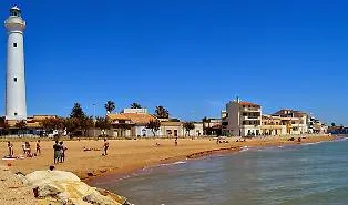 Una donna seguita da uno sconosciuto sulla spiaggia di Montalbano a Punta Secca? Il racconto sui social