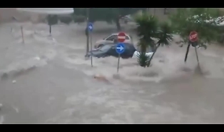 Marianna, il fiume di acqua e lei che scende dall'auto per mettersi in salvo: il video che circola sui social