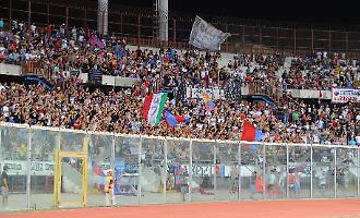Bomba carta durante Catania-Potenza, ferito un ventenne in curva Nord