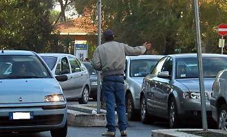 Catania, stretta sui parcheggiatori abusivi: 39 sanzioni, 18 allontanamenti e sequestri