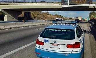 Incendia i rifiuti speciali nel terreno preso in affitto, prova a fuggire ma viene acciuffato dagli agenti della Stradale