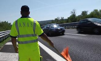 Scontro tra tre auto e un tir, chiusa la statale "Di Caltagirone"-- Scontro tra tre auto e un tir, chiusa la statale "Di Caltagirone"