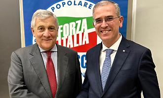 L&rsquo;&ldquo;ambulatorio&rdquo; del leader fra mal di pancia repressi e riposizionamenti tattici. E al Politeama si prepara un bagno di folla