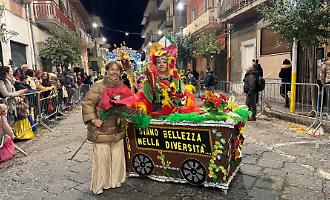 A Misterbianco il Carnevale inclusivo dei ragazzi autistici e con sindrome di Down: sfilano in maschera vestiti da fiori