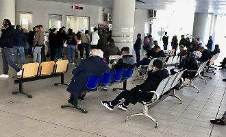 Centro direzionale San Leone, se il parcheggiatore abusivo (a pagamento) aiuta a saltare le code agli sportelli