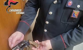 Sequestrata una pistola tenuta in un garage:indagini sul misterioso ritrovamento