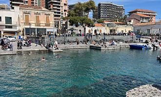 A San Giovanni Li Cuti la Sicilia si prende un anticipo d'estate: sole, bagni e passeggiate. Ma fino a quando?